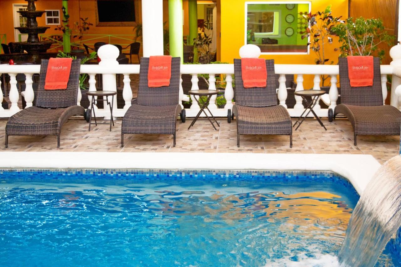 Beverly'S Oasis Suites Scarborough Exterior photo